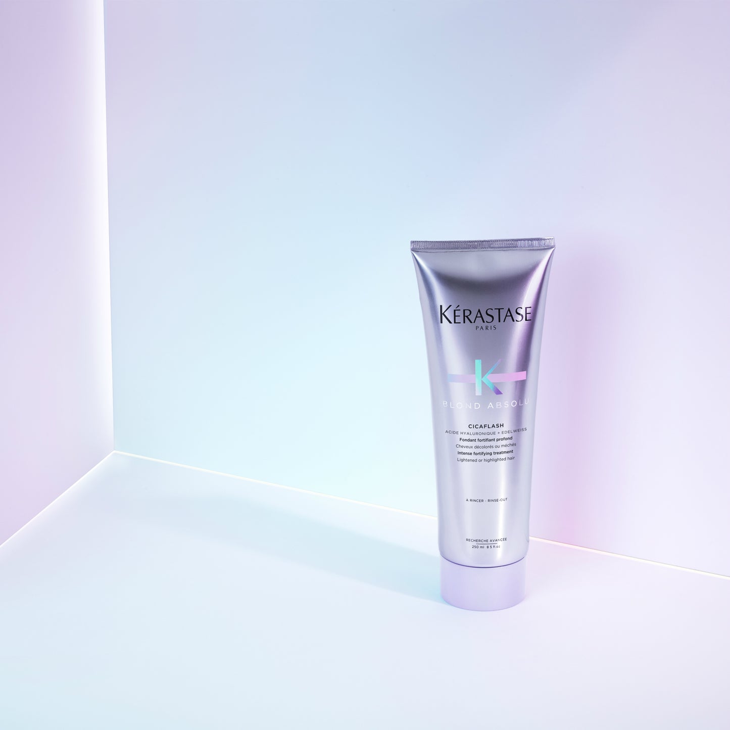Kezelés sérült szőke hajra – Kérastase Blond Absolu Cicaflash, intenzív hidratálás elnehezítés nélkül, 250ml