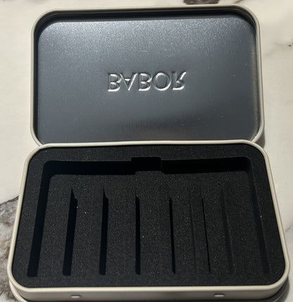 Cutia metalică BABOR din set, deschisă: 7 locașuri pentru fiole de 2 ml