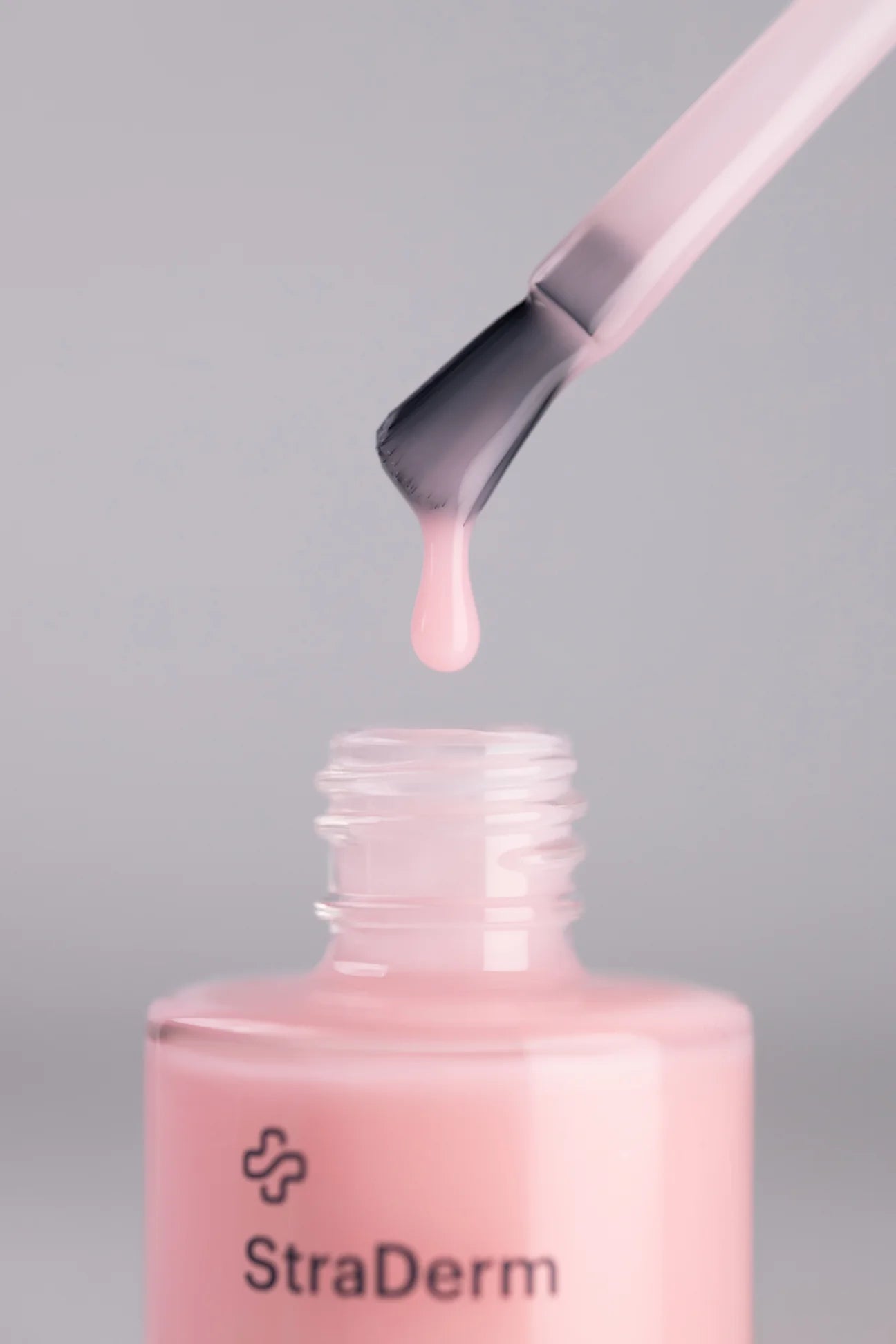 StraDerm ReBuild Bloom – Alapkezelés törékeny körmökre, rózsaszín blur hatással, 14 ml